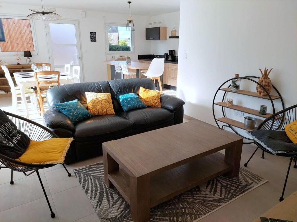 Single Storey Holiday Home In Cléder 외부 사진