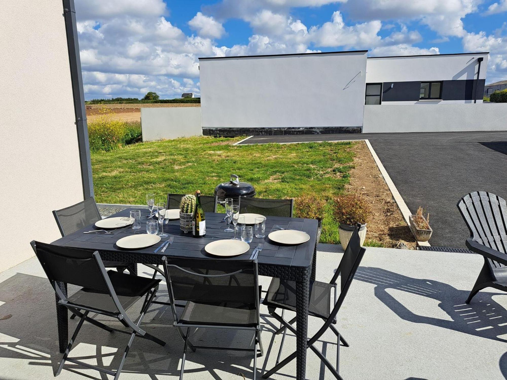 Single Storey Holiday Home In Cléder 외부 사진